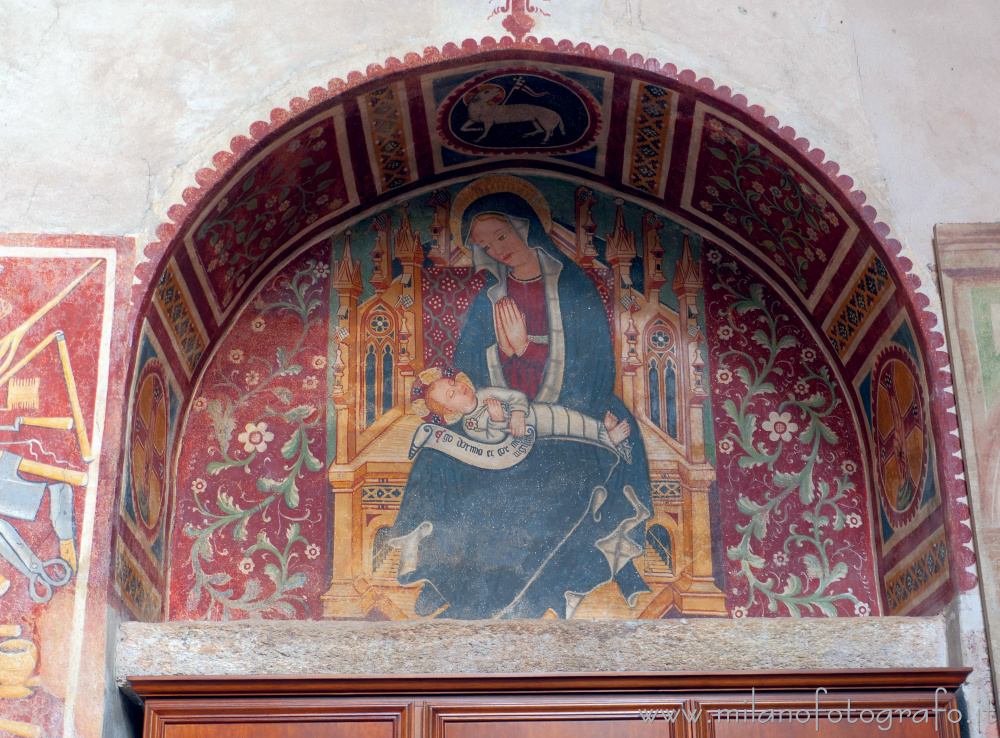 Biella - Affresco di Madonna in trono con bambino nel Duomo di Biella